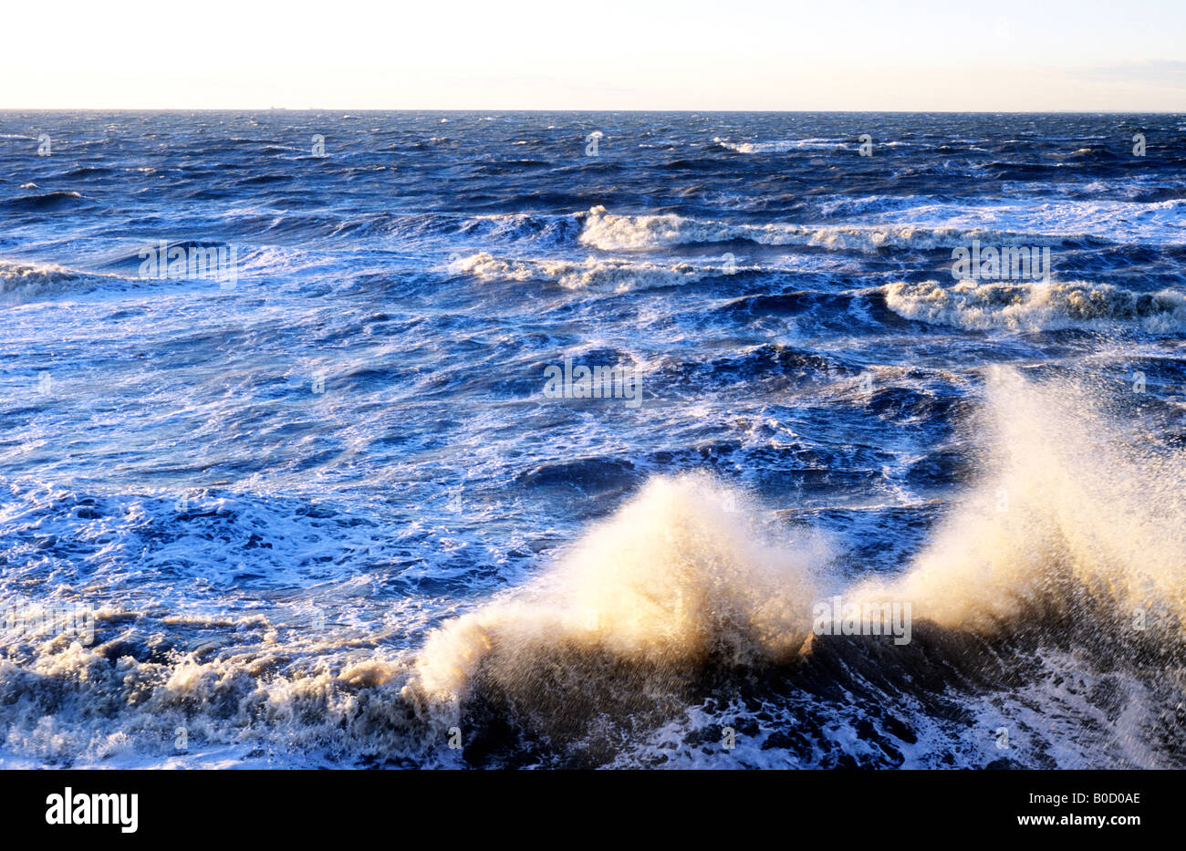 Wave Aktion stürmischer See raue trüben Surfen Ocean Spray abgehackt Küste Küstenerosion Stockfoto