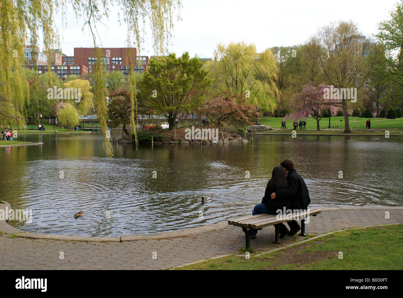 Ein paar sitzt in Boston Public Garden Stockfoto