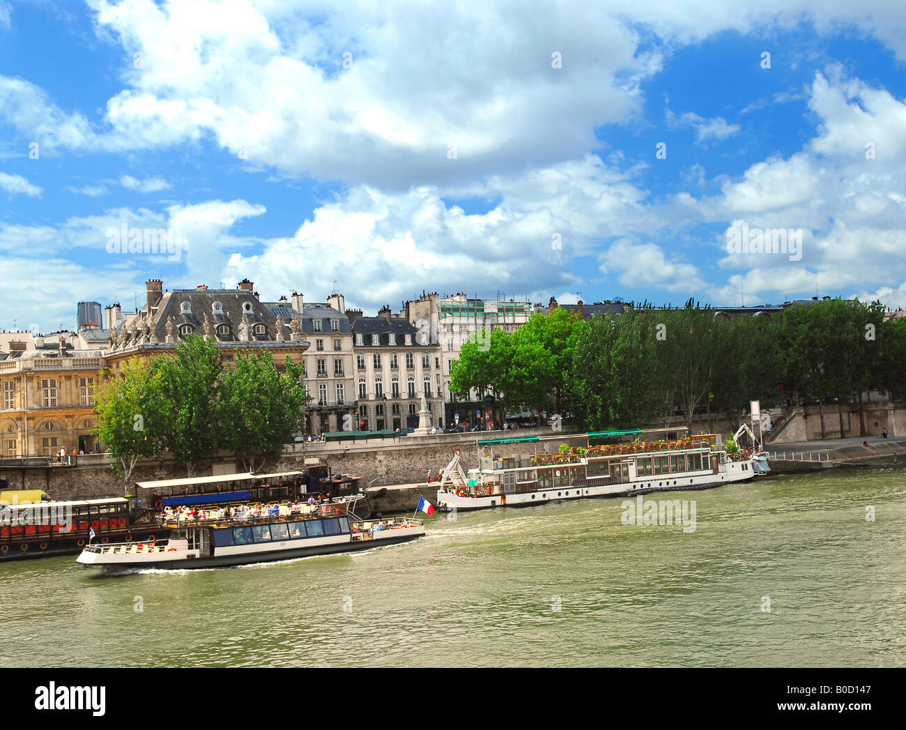 Touristischen Kreuzfahrt Boote am Seineufer in Paris Frankreich Stockfoto