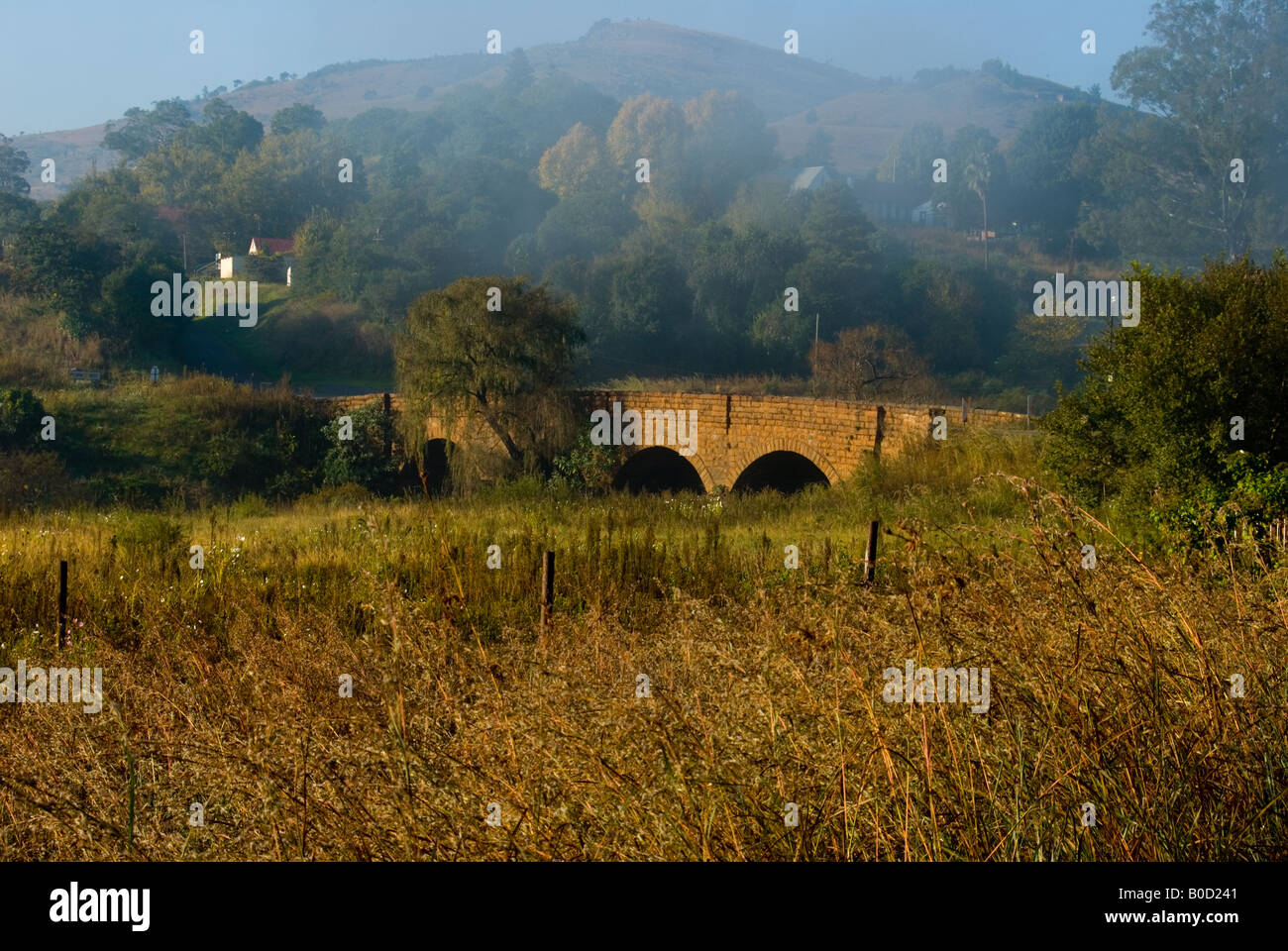 Einen malerischen Blick auf eine alte Brücke führt in die Stadt der Pilgrims Rest, Südafrika. Stockfoto