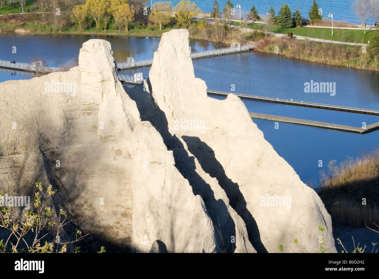 Sandstein Klippen an der Kathedrale von Scarborough Bluffs Park mit dem Yachthafen in Bluffer Park am Ufer des Lake Ontario im Frühjahr Stockfoto