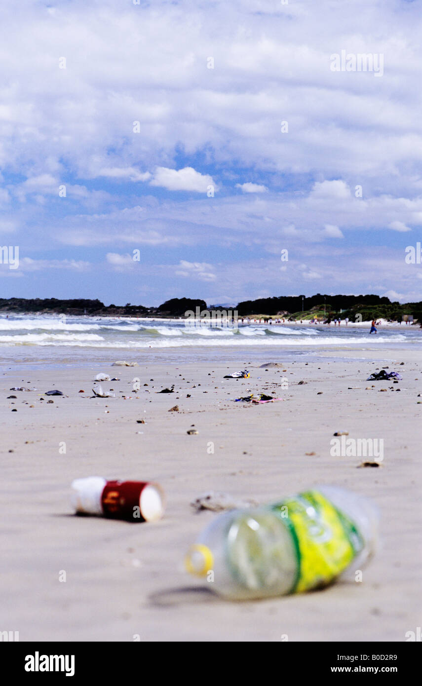 Schauplatz der schönen Strand verwöhnt von Verpackungen Verschmutzung Hintergründe alltäglichen Landschaften Seestücke Schutt Müll Müll Müll Stockfoto