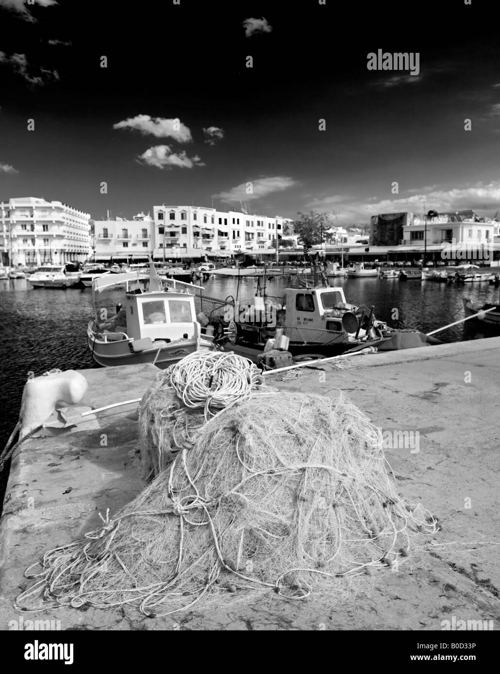 schwarz / weiß Bild von einem alten griechischen Fischerboot im Hafen von Chaina, Kreta, Griechenland Stockfoto