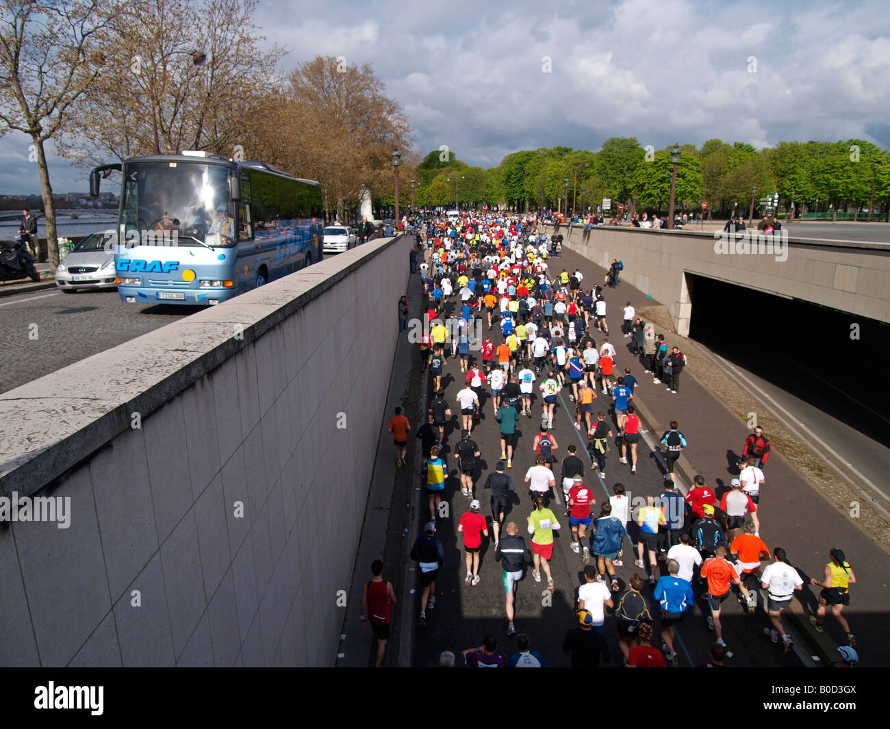 Paris Marathon 2008 tunnel viele Läufer beenden Stockfoto