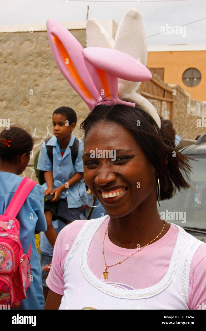 junge Frau mit Hasenohren lachen Stockfoto