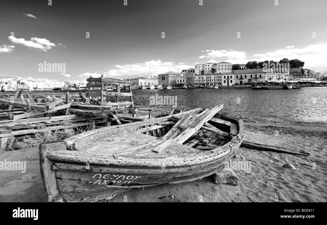 schwarz / weiß Bild von einem alten griechischen Fischerboot im Hafen von Chaina, Kreta, Griechenland Stockfoto