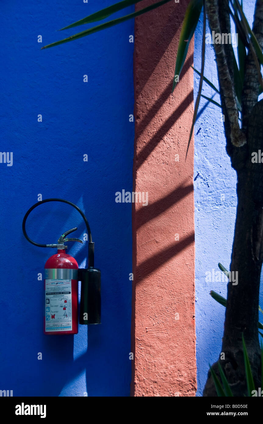 Dappled Schatten auf einem Fenster bei Frida Kahlo Haus wie das Blaue Haus bekannt. Hell blau mit kontrastierenden Farbe grün Stockfoto
