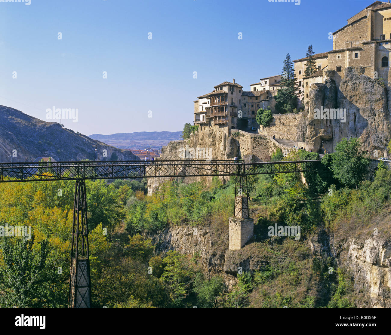 Die Hangenden Hauser Und Eine Brucke Cuenca Spanien Stockfotografie Alamy