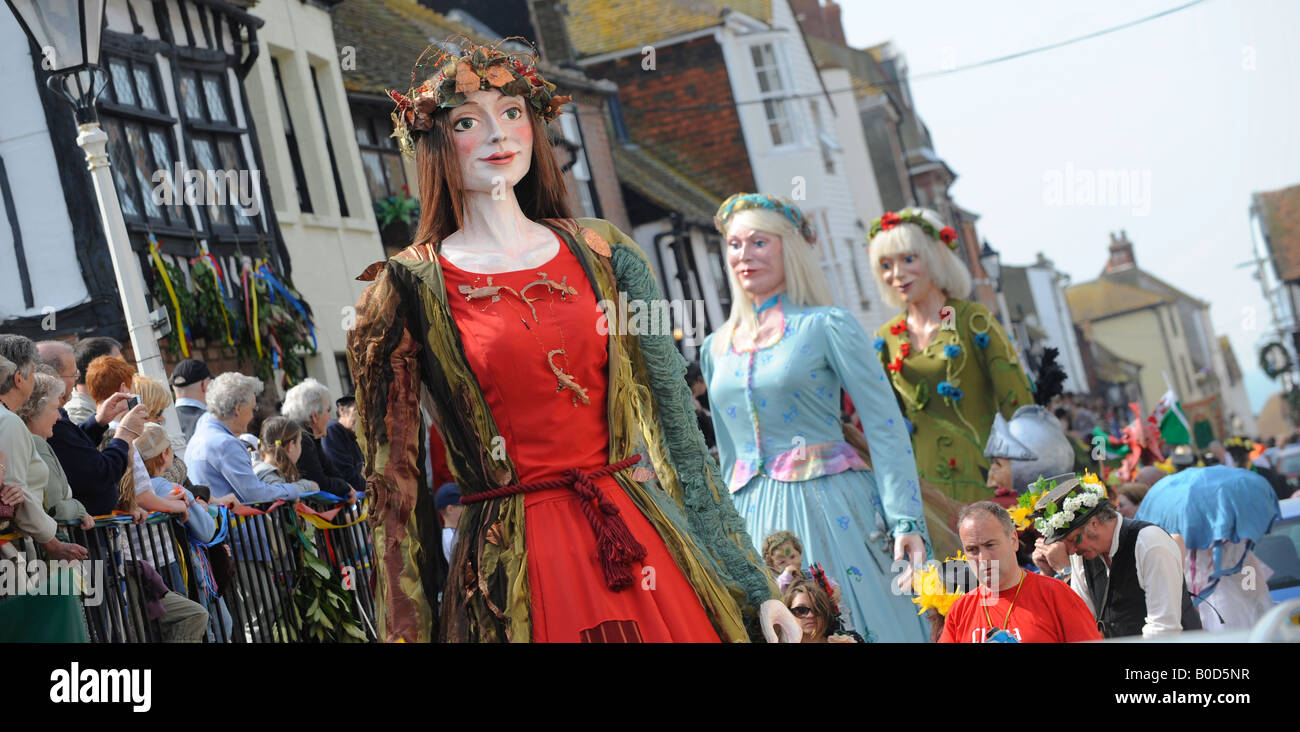 Die Klinke in die grünen feiern in Hastings, die Prozession der Moriskentänzer macht seinen Weg durch die Altstadt. Stockfoto