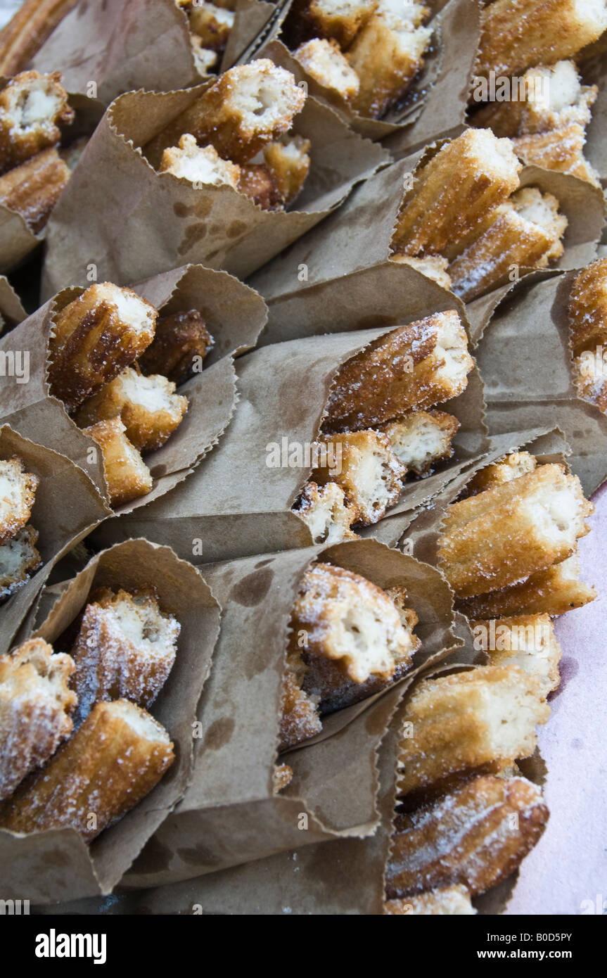 Taschen von CHURROS an einer Straßenecke in Puebla, Mexiko. Probieren ein wenig wie ein knuspriger Teig Nuss-Version. Sehr süß! Stockfoto