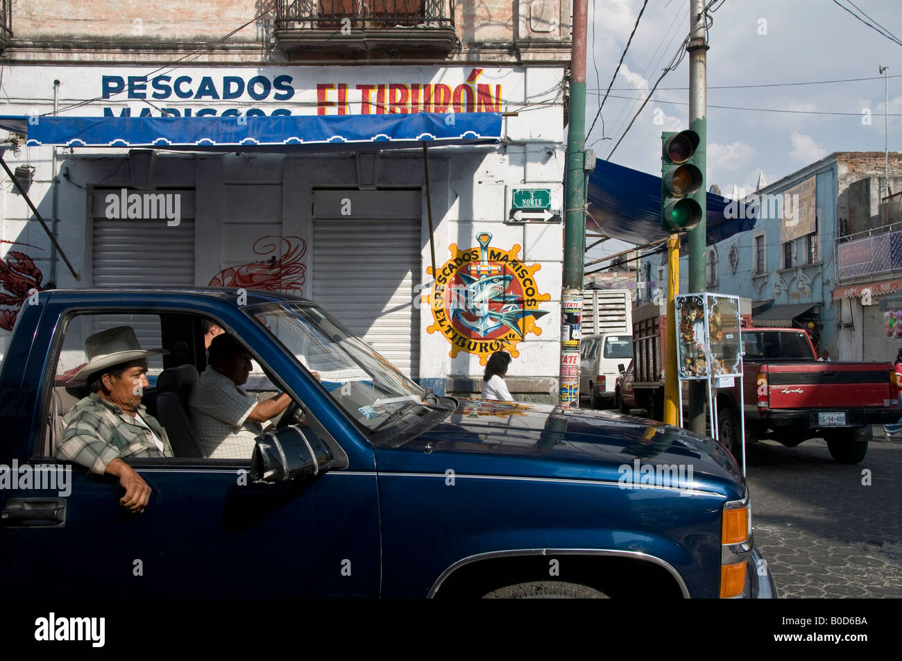 Zwei mexikanische Männer saßen im alten Pick-up-Truck warten an der Ampel. Man trägt einen Cowboyhut Stetson. Stockfoto