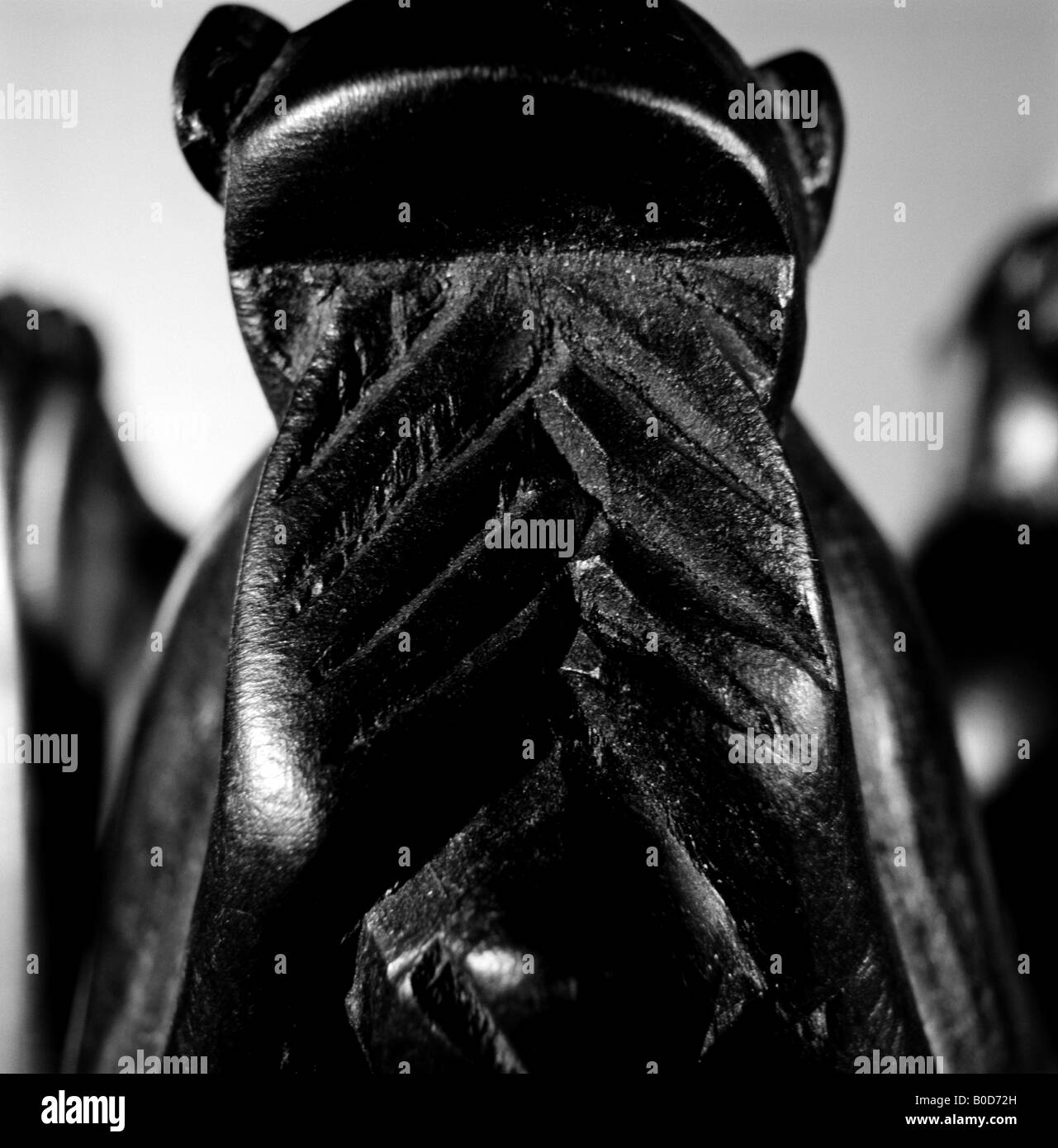 drei Weise Affen hautnah des Stuhls keine bösen aus Holz Mahagoni Schnitzen in schwarz / weiß Stockfoto