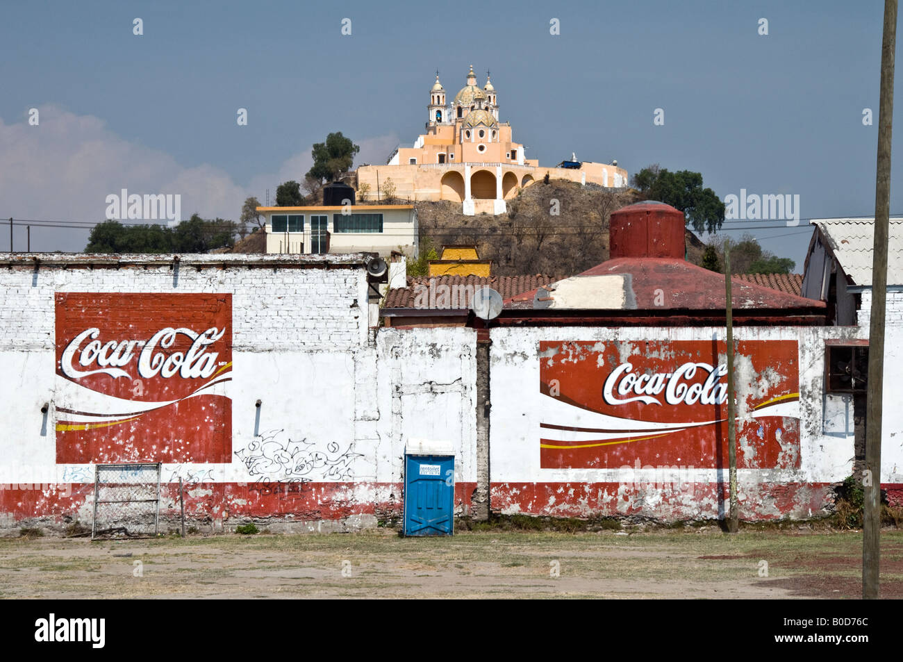 Die Kirche von Nuestra Señora de Los Remedios, sitting on Top of die verborgenen Pyramide in Cholula, Mexiko. Zeichen für Coca Cola zu! Stockfoto