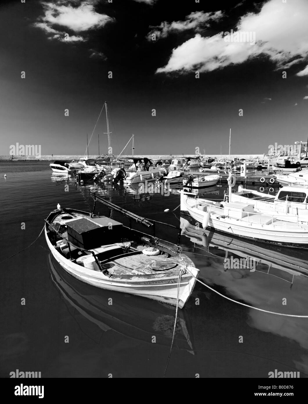 schwarz / weiß Bild von einem alten griechischen Fischerboot im Hafen von Chaina, Kreta, Griechenland Stockfoto