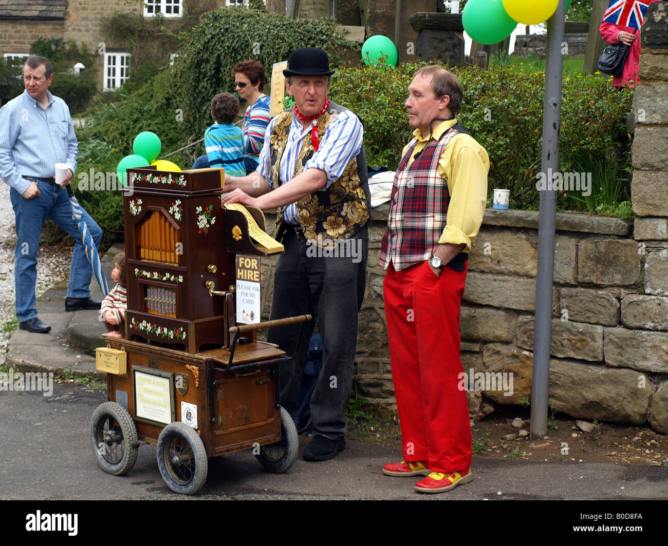 Der Drehorgelspieler und dem Kasperletheater Mann im Gespräch auf dem Jahrmarkt Ashover Derbyshire, UK. Stockfoto