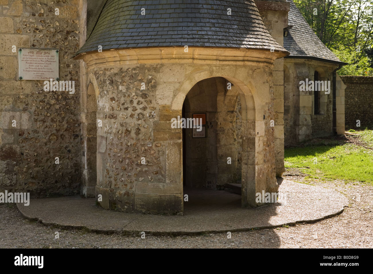 Der Eingang zu den französischen historischen Kapelle La Chapelle Notre-Dame de Grace Stockfoto