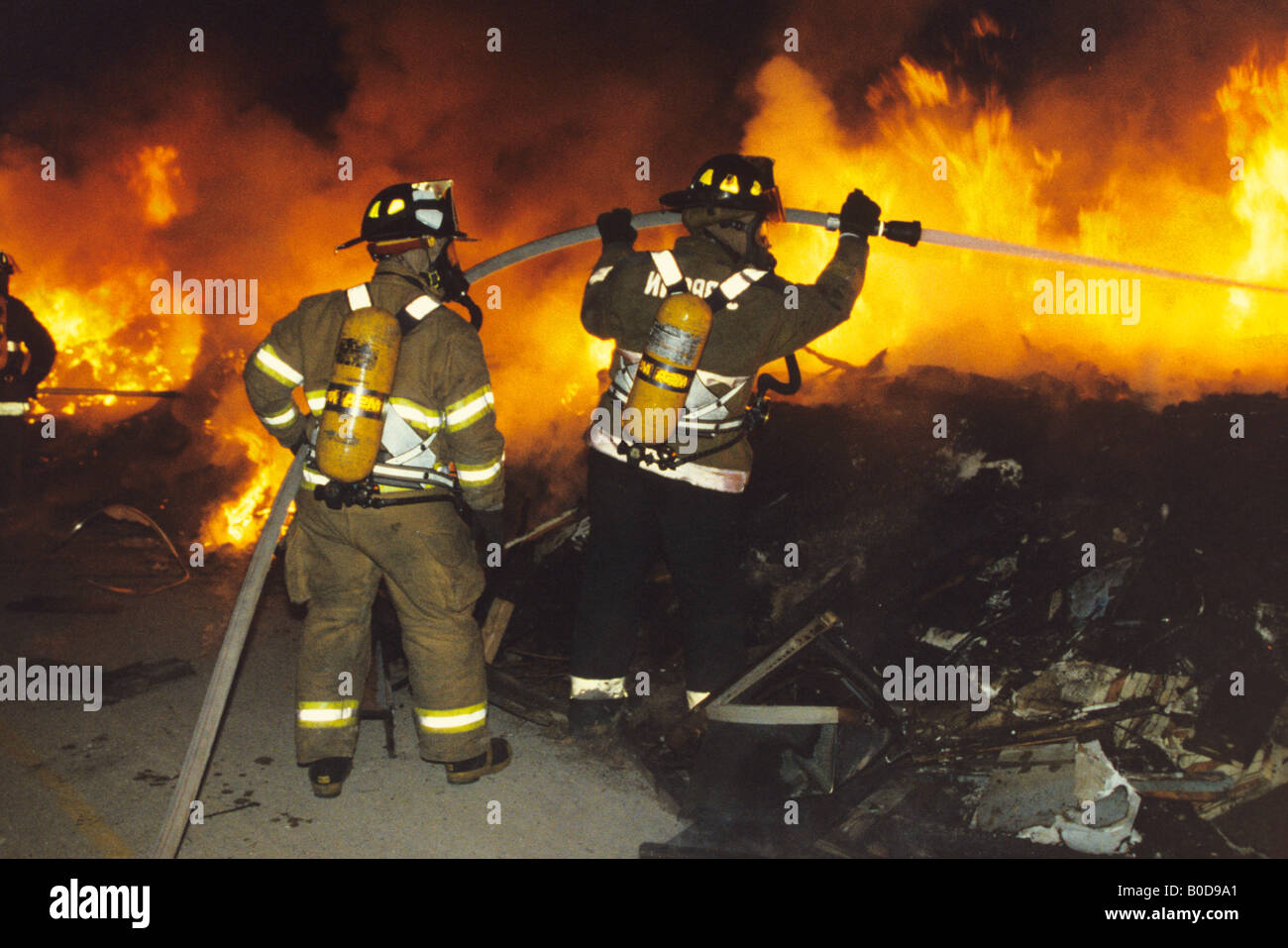 Feuerwehrleute bekämpfen Feuer Detroit USA, von John Mielcarek/Dembinsky Photo Assoc Stockfoto