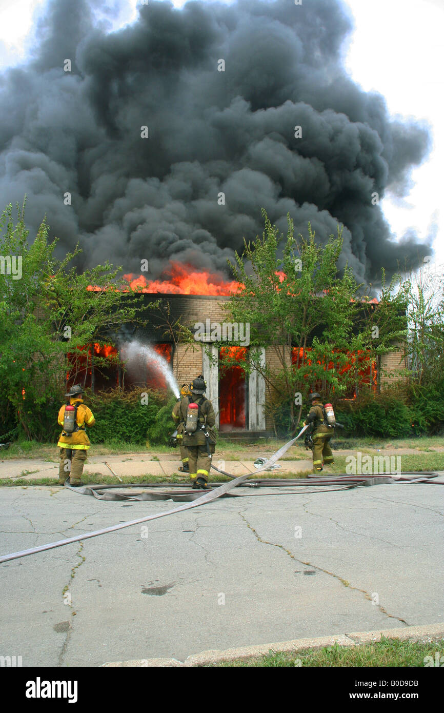 Feuerwehrleute bekämpfen Gebäudefeuer Detroit Michigan USA von David Traiforos/Dembinsky Photo Assoc Stockfoto