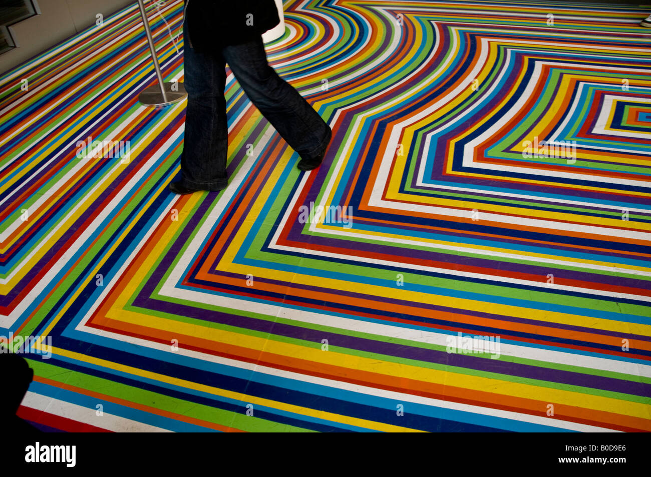 Multi farbige Streifen im Erdgeschoss im Museum of Modern Art in New York Stockfoto