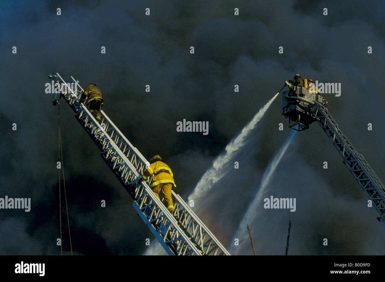 Feuerwehrleute auf Ladder Trucks, Detroit Feuerwehr, Detroit, MI, USA, von John Mielcarek/Dembinsky Photo Assoc Stockfoto