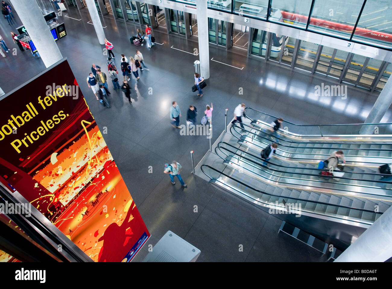CH-Schweiz-Zürich-Kloten Flughafen Zürich der Skymetro Station am Terminal E Passagiere wollen den Gates E Stockfoto
