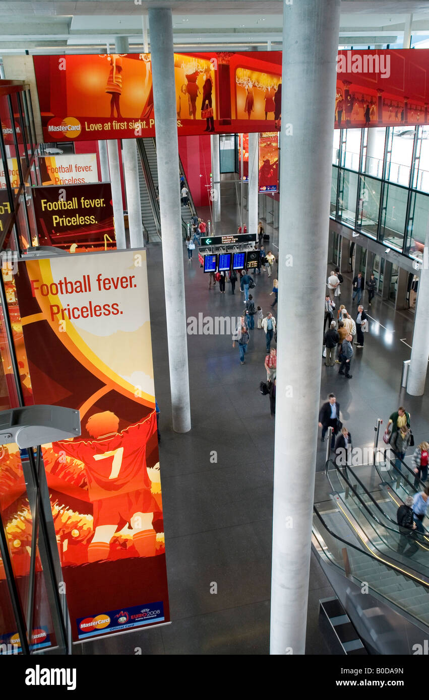 CHE CH Schweiz-Zürich-Kloten Flughafen Zürich der Skymetro Station am Terminal E Passagiere wollen den Gates E Stockfoto
