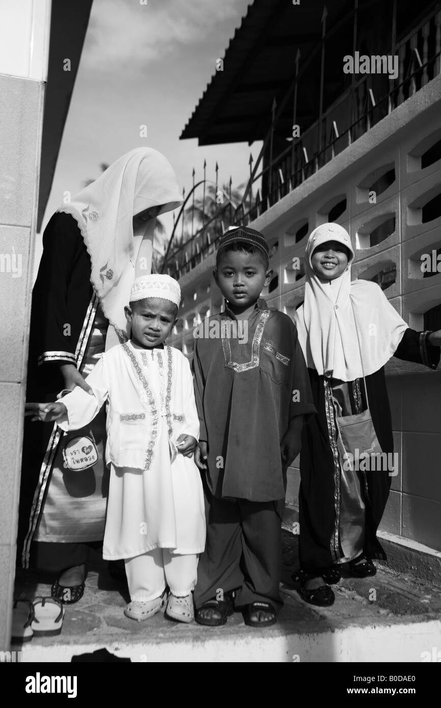 Koh Samui muslimischen Gemeinschaft, neugierige Kinder Stockfoto