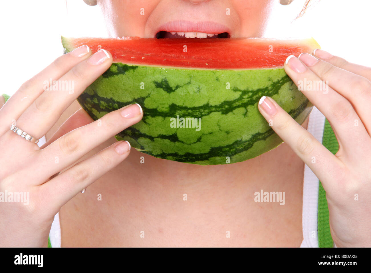Teenager-Mädchen essen Wassermelone Modell veröffentlicht Stockfoto