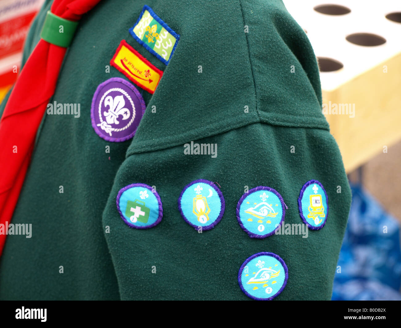 Pfadfinder in Uniform mit Schärpe von Abzeichen Stockfotografie