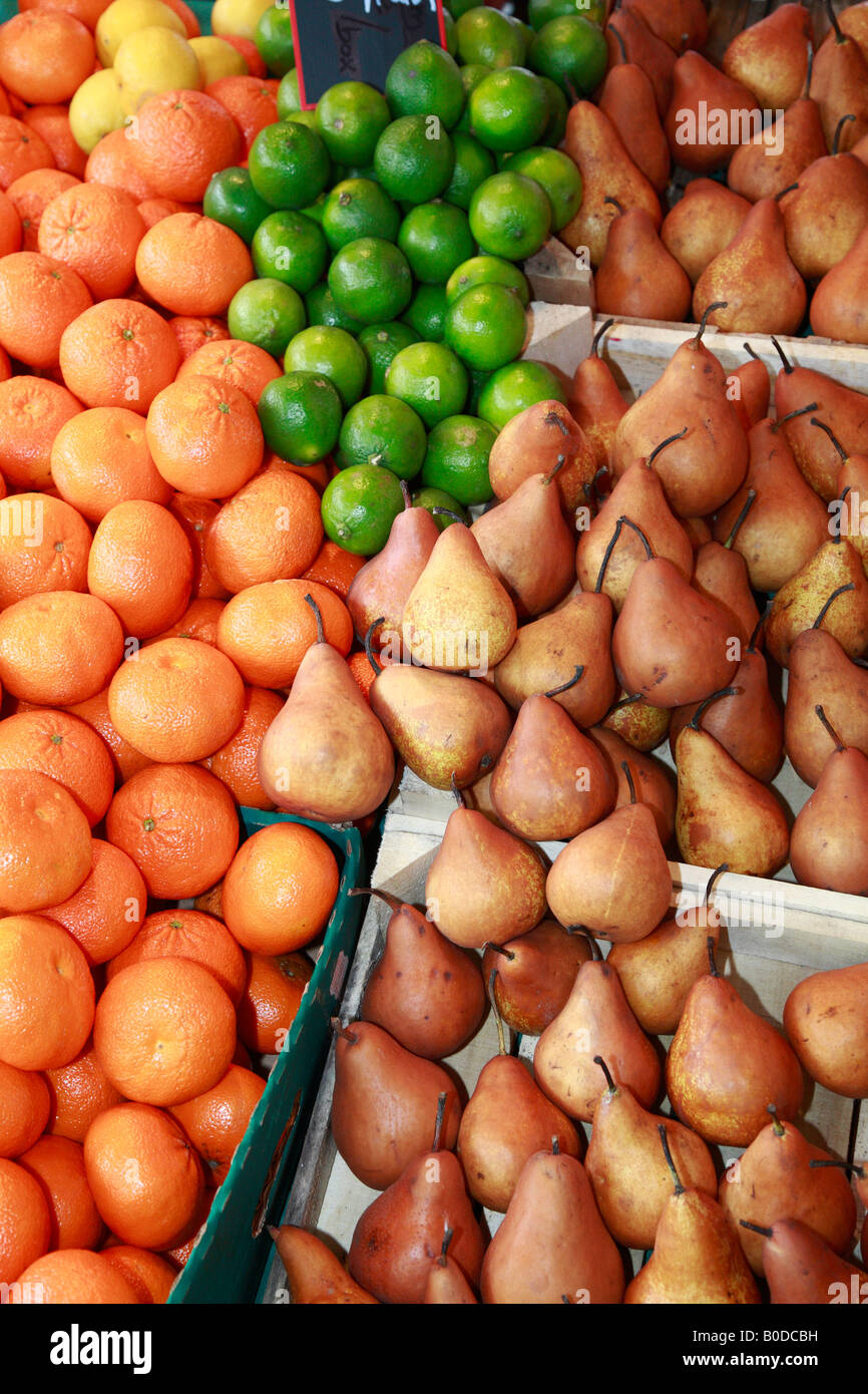 Obst auf einem italienischen Markt im Vereinigten Königreich. Stockfoto