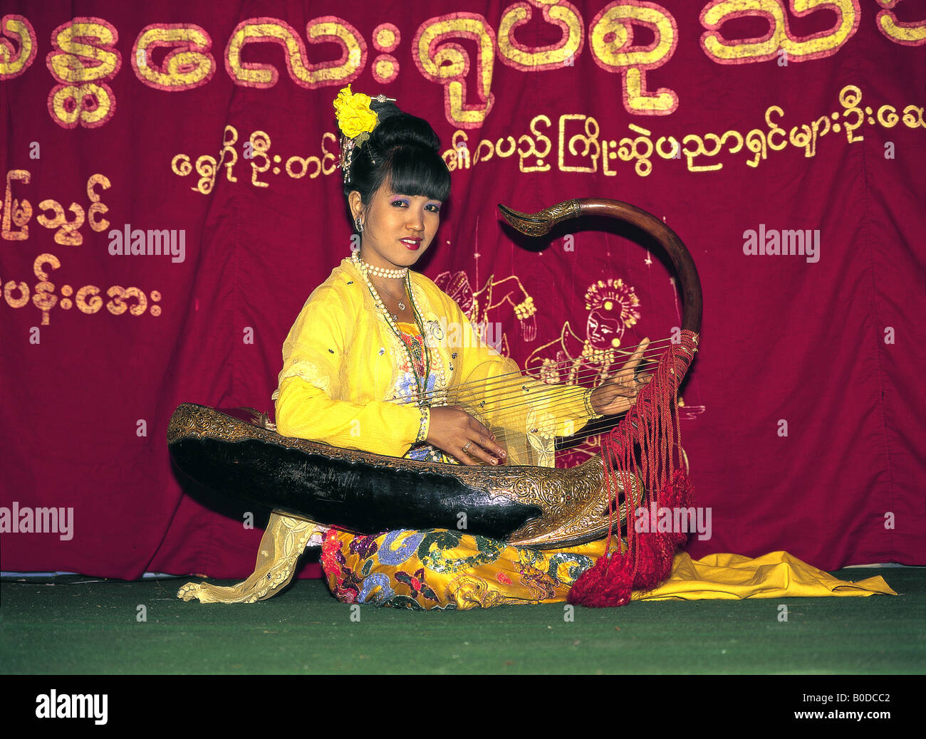 Mädchen spielen burmesische Harfe Mandalay Myanmar Stockfoto