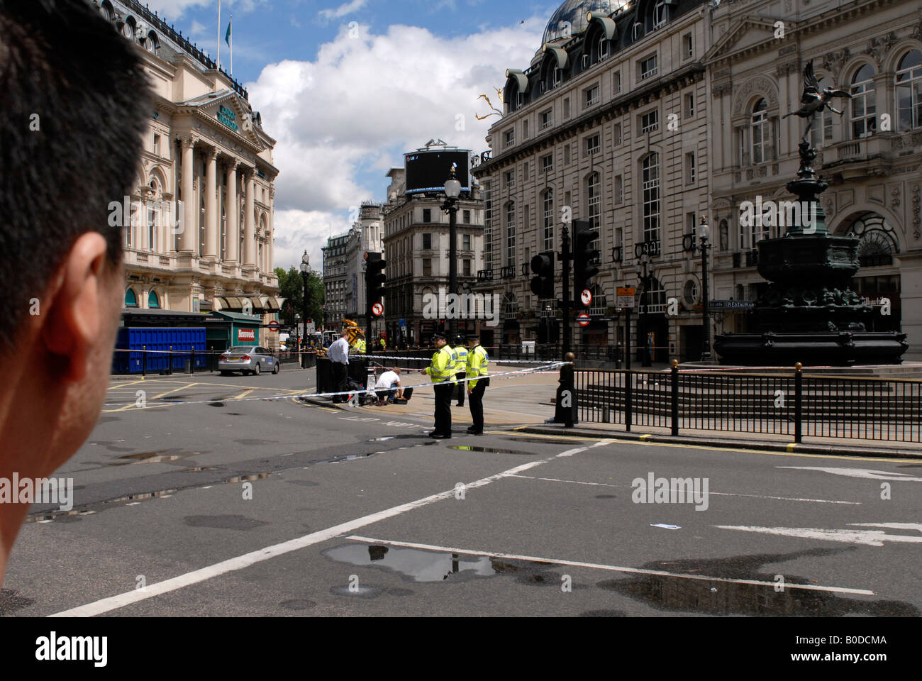 Zuschauenden Londoner internationalen Fernsehen berichtet über die fehlgeschlagene Haymarket Auto Bombenanschlag im Zentrum von London, Juni 2007 Stockfoto