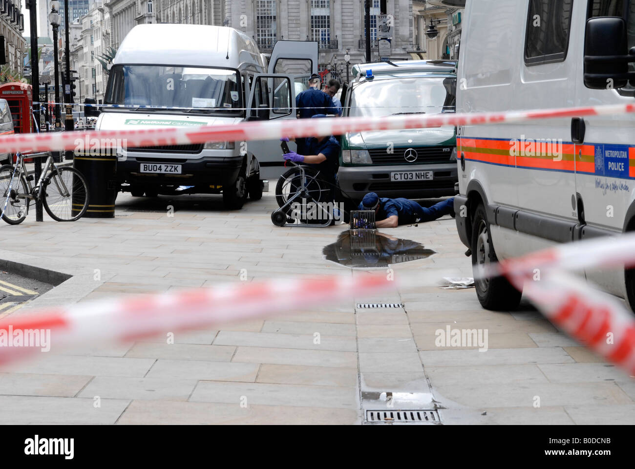 Forensik Offiziere führen Sie einen Finger-Tipp-Suche Folgen der Haymarket-Autobombe fand in London im Juni 2007 Stockfoto