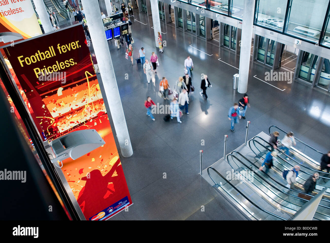 CHE CH Schweiz-Zürich-Kloten Flughafen Zürich der Skymetro Station am Terminal E Passagiere wollen den Gates E Stockfoto
