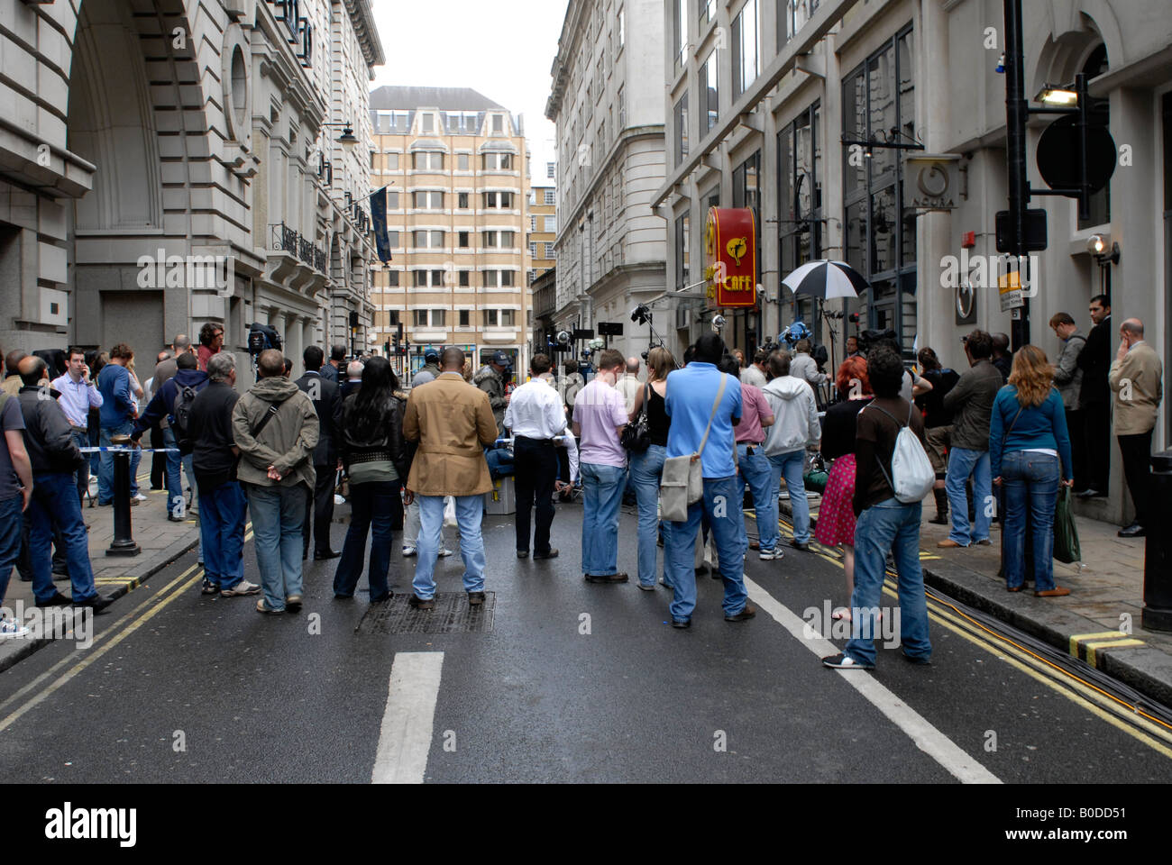 Zuschauenden Londoner internationalen Fernsehen berichtet über die fehlgeschlagene Haymarket Auto Bombenanschlag im Zentrum von London, Juni 2007 Stockfoto
