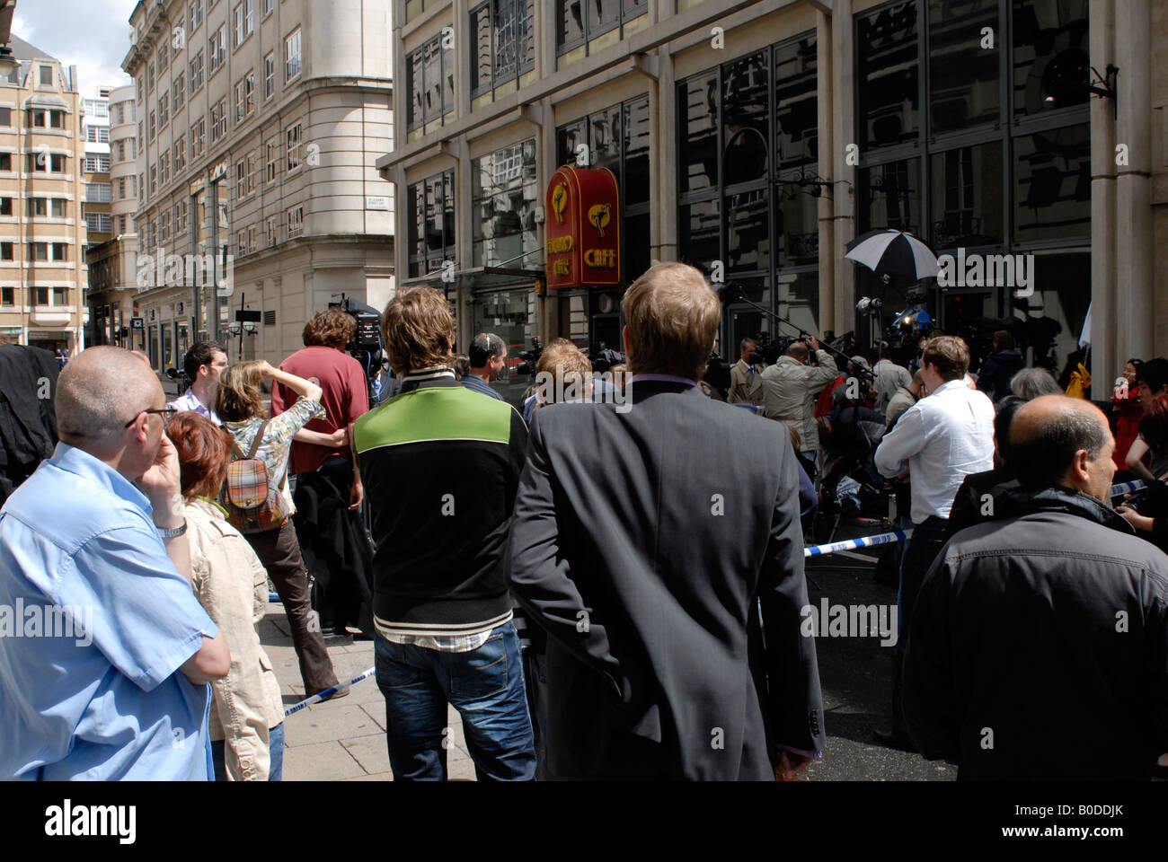 Zuschauenden Londoner internationalen Fernsehen berichtet über die fehlgeschlagene Haymarket Auto Bombenanschlag im Zentrum von London, Juni 2007 Stockfoto