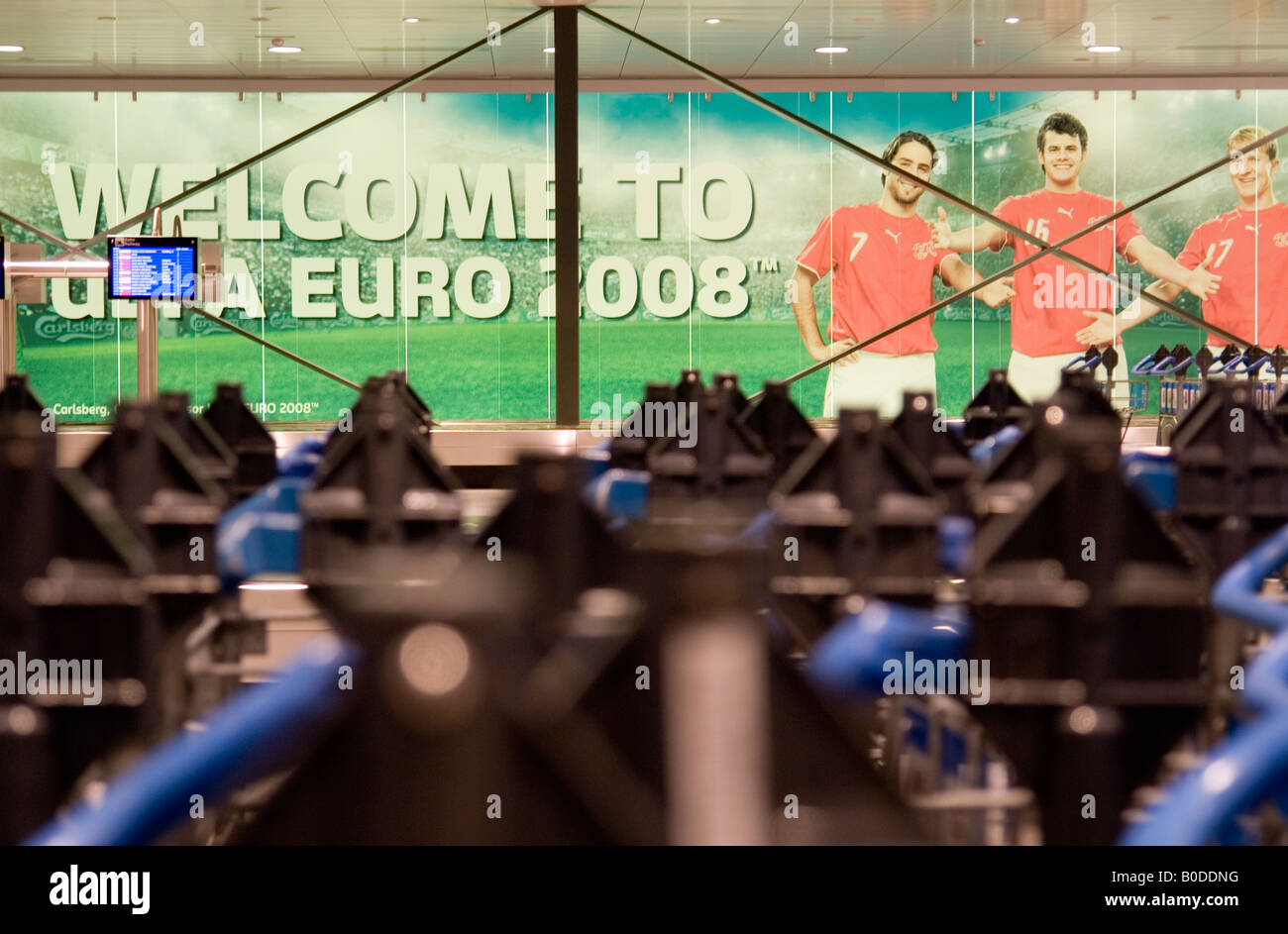 Zürich Flughafen Gepäck behaupten Carlsberg Bier Werbung für die UEFA EURO 2008 Österreich und Schweiz Stockfoto