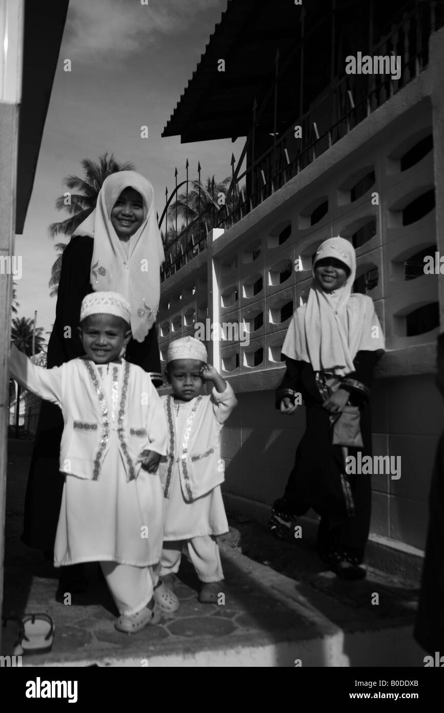 Koh Samui muslimischen Gemeinschaft, neugierige Kinder Stockfoto