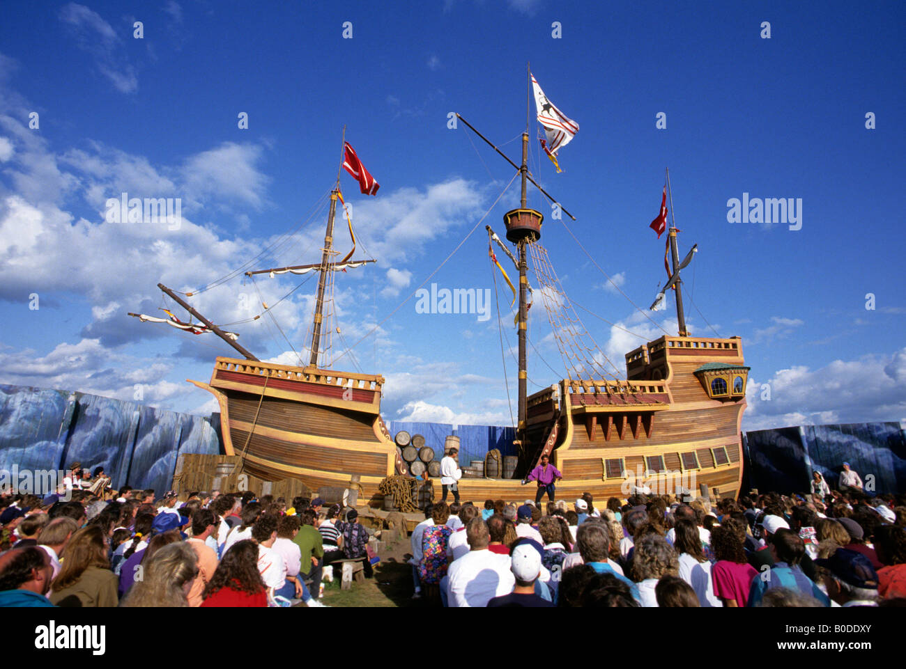 LEISTUNG ÜBER DIE LEGENDE STAND AUF DEM MINNESOTA RENAISSANCE FESTIVAL. SHAKOPEE, MINNESOTA.  FALLEN. Stockfoto