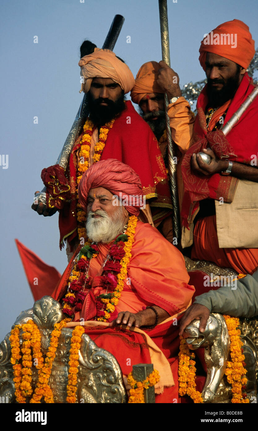 Ein Hindu Guru auf seinem silbernen Stuhl während des Festivals der Maha Kumbh Mela in Allahabad 2001 Stockfoto