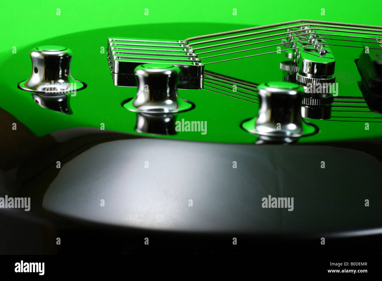 Schwarze Gitarre auf grünem Hintergrund Stockfoto