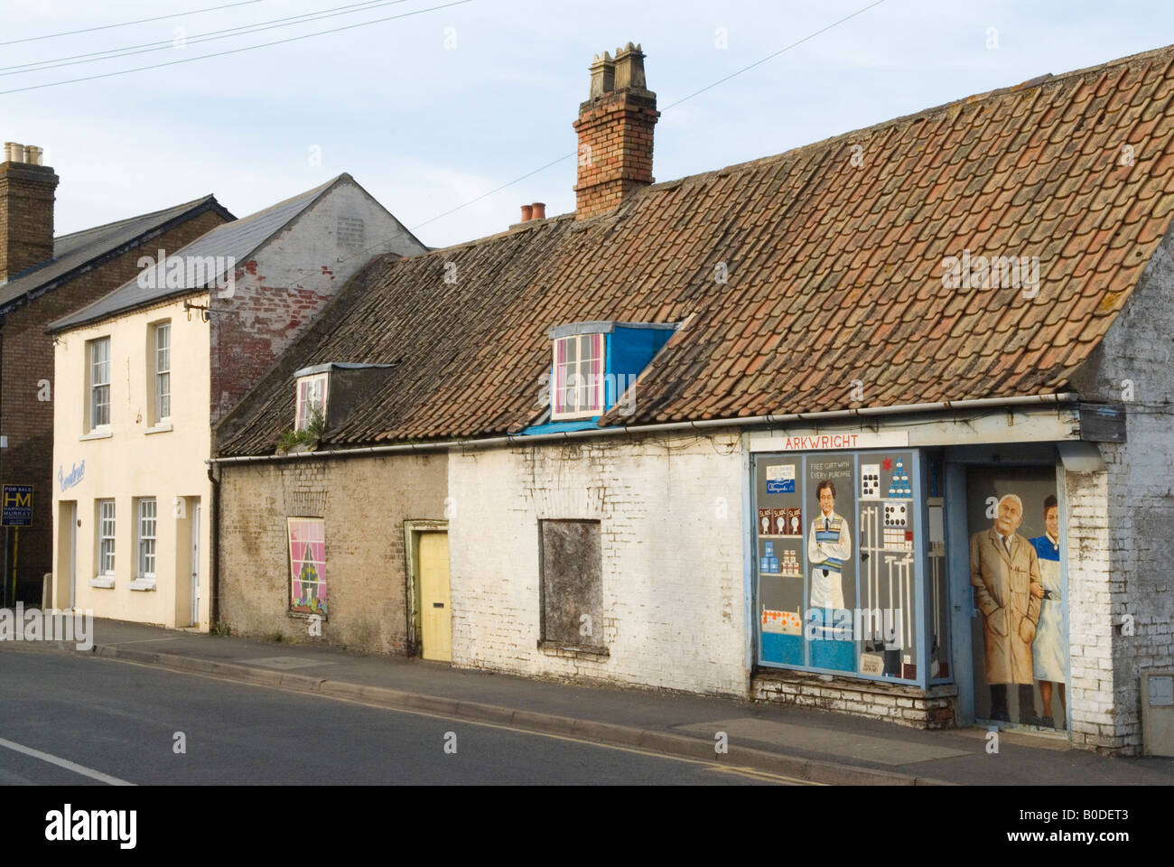 Dorf Store Shop geschlossen und Häuser Chatteris Cambridgeshire aufgegeben. Wandmalerei Wandmalerei Kunst arbeiten, die Ladenbesitzer UK HOMER SYKES Stockfoto