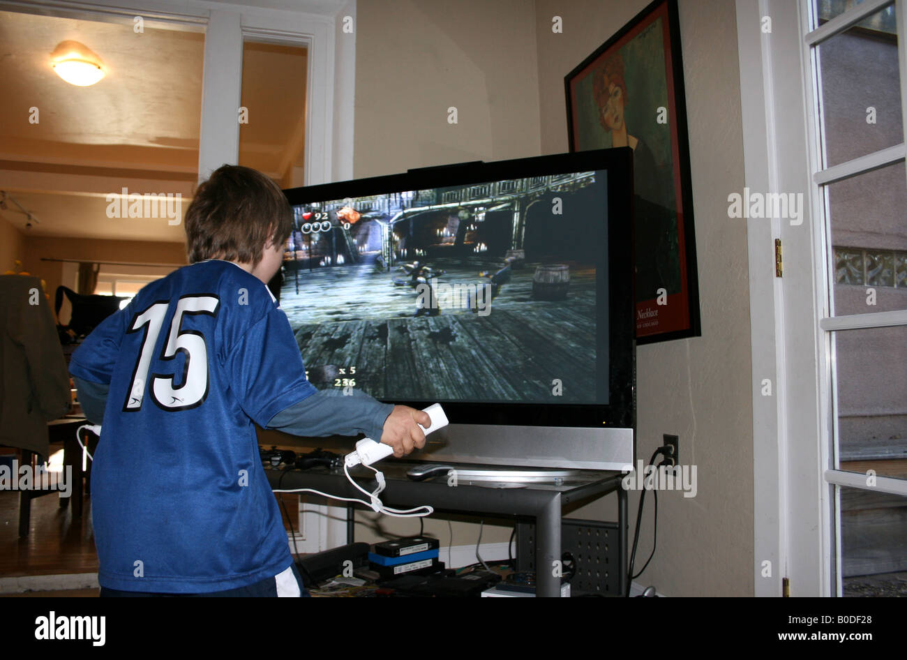 fünf Jahre alten Jungen spielen Wii Videospiel zu Hause Stockfoto