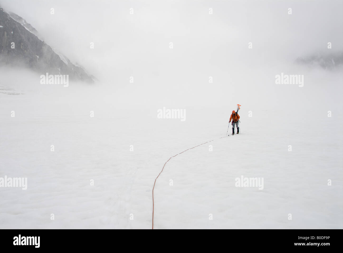 Bergsteiger, Skifahren auf dem Gletscher Pika es Nebel und Regen, Alaska  Stockfotografie - Alamy