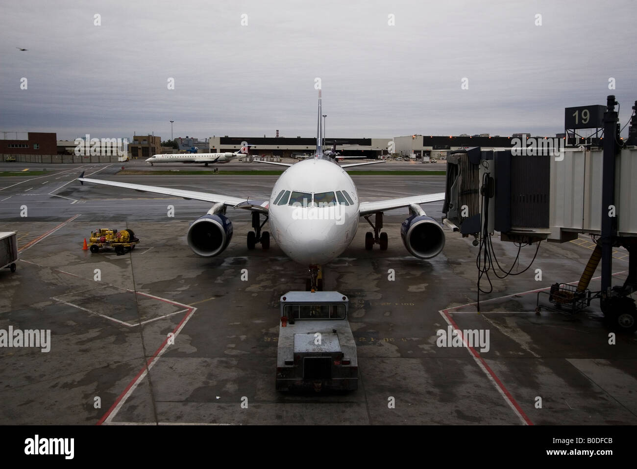 Eine Flugzeug der US Airways sitzt an einem regnerischen Nachmittag 3. Mai 2008 in der Nähe ein Tor am Bostoner Logan International Airport. Stockfoto Eine Flugzeug der US Airways sitzt an einem regnerischen Nachmittag 3. Mai 2008 in der Nähe ein Tor am Bostoner Logan International Airport. Stockfoto
