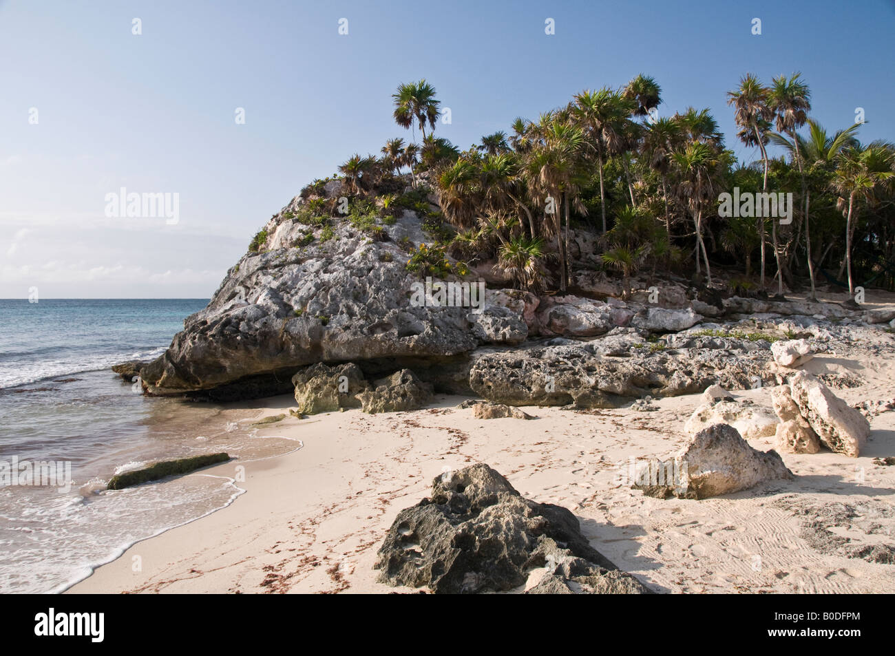 Zerklüftete Küste und Strand in Tulum, Yucatan, den Golf von Mexiko erfüllt. Stockfoto