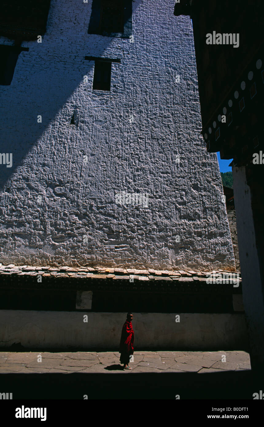 Mönch in den Ringpun Dzong in Paro Bhutan ursprünglich gebaut im Jahre 1646 Dzong Funktionen Bhutan s besten Architektur Stockfoto