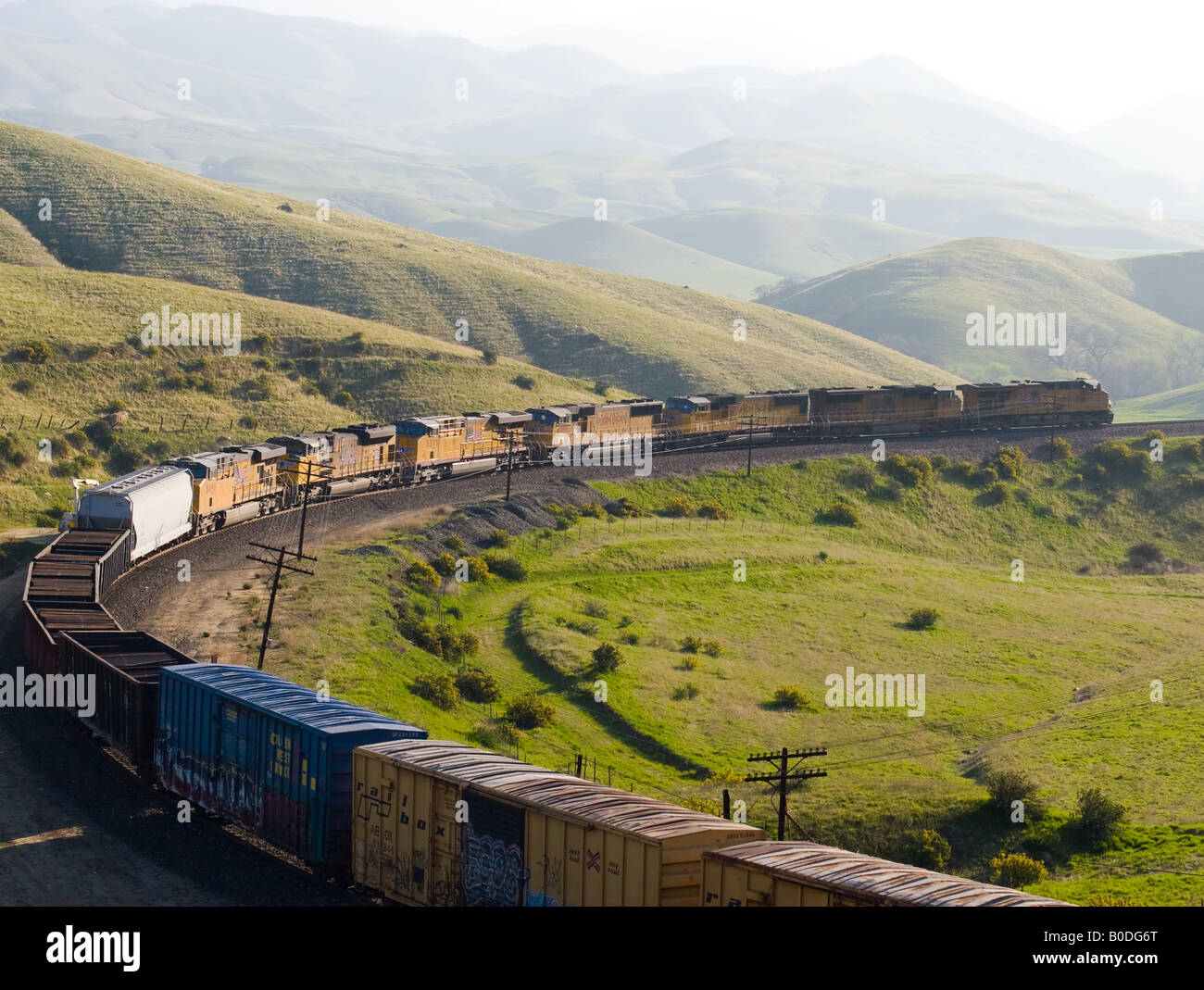 Ein nach Westen Union Pacific Güterzug driftet Downgrade aus Tunnel 2 in den Tehachapi-Bergen in Kalifornien. Stockfoto