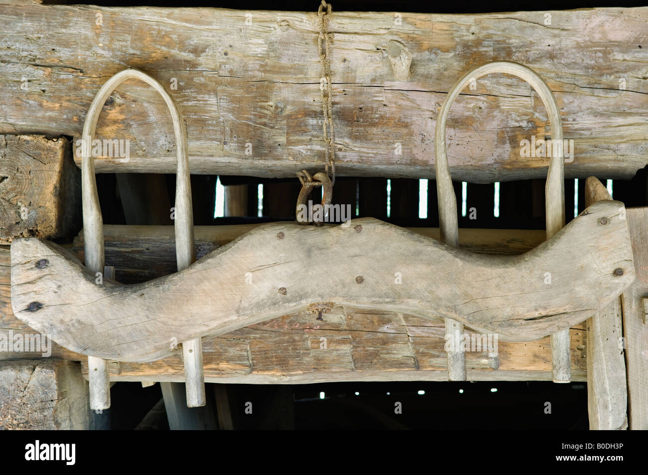 Ein Bogen Joch hängt an der Wand einer Log-Scheune im historischen Viertel Kabel Mühle in Cades Cove Great Smoky Mountains Nationalpark Stockfoto