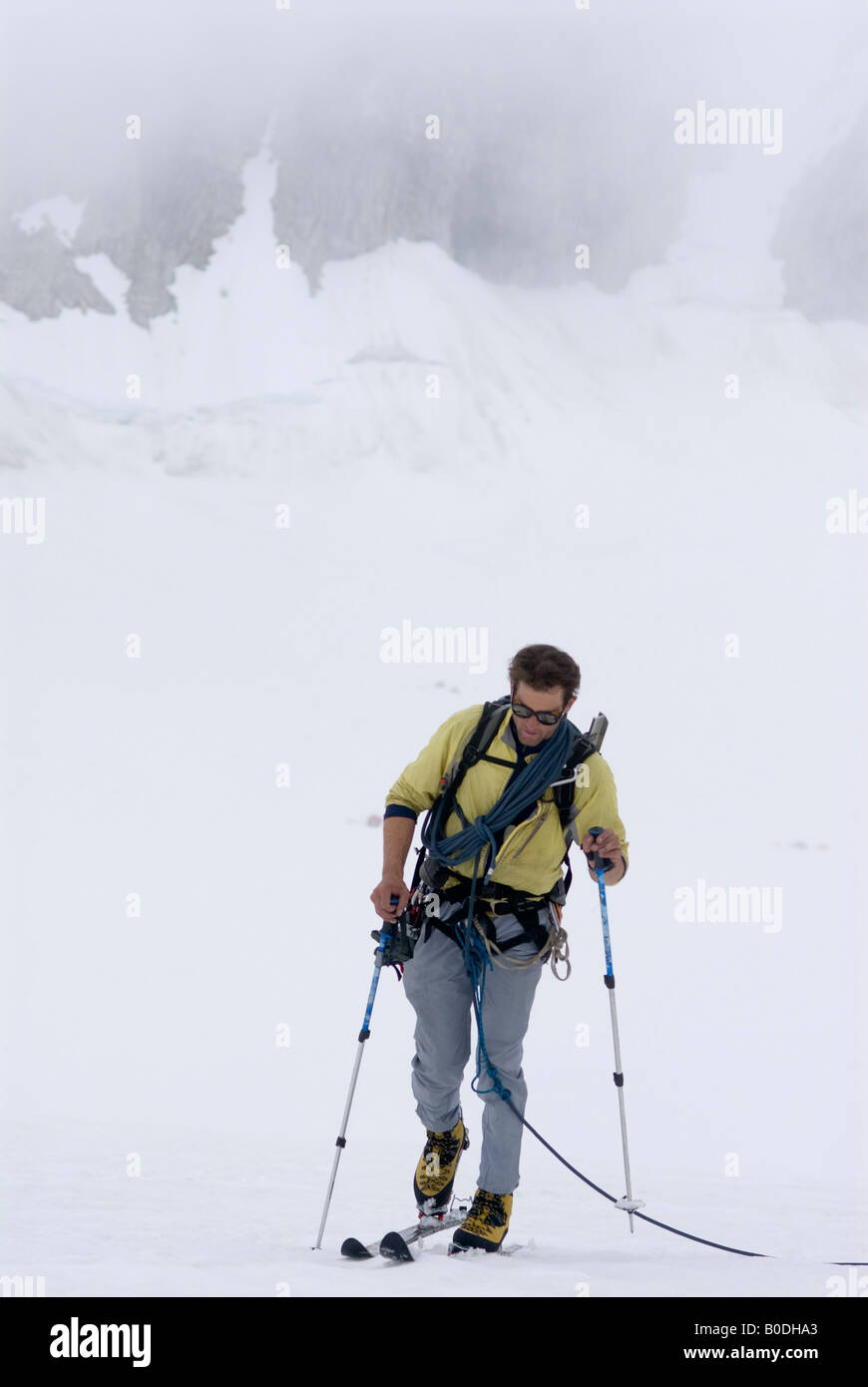 Mann, Skifahren auf der Pika Gletscher Alaskas Stockfoto